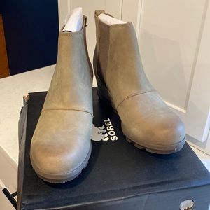 Sorel Woman’s Joan of Arctic Wedge. Size 10.5. Color olive green/gray.